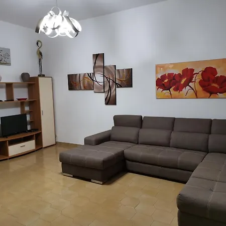 Helle In Apartment